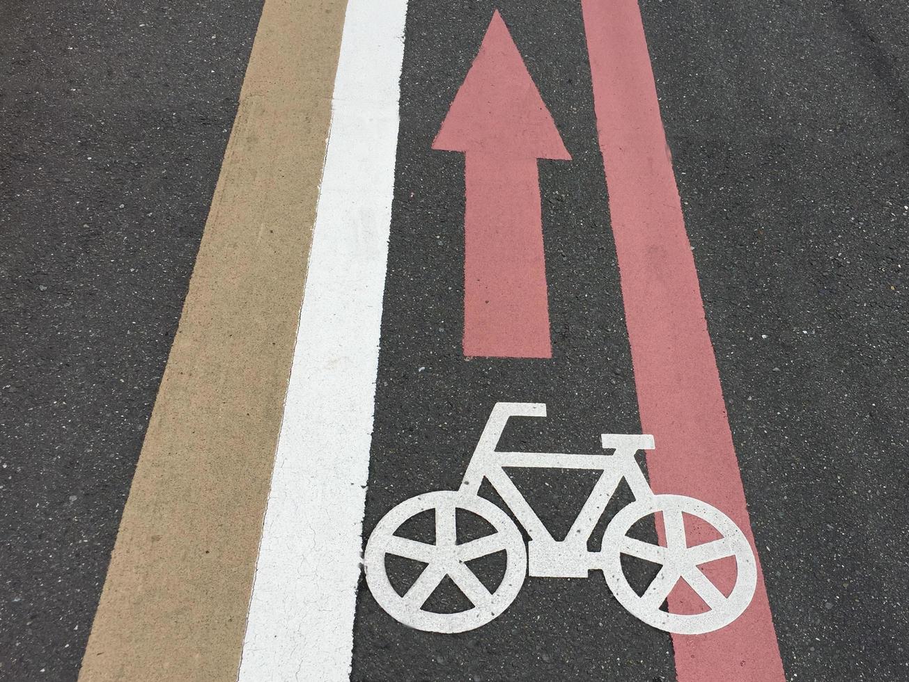 los carriles para bicicletas están separados por un carril despejado. símbolo de carril bici foto