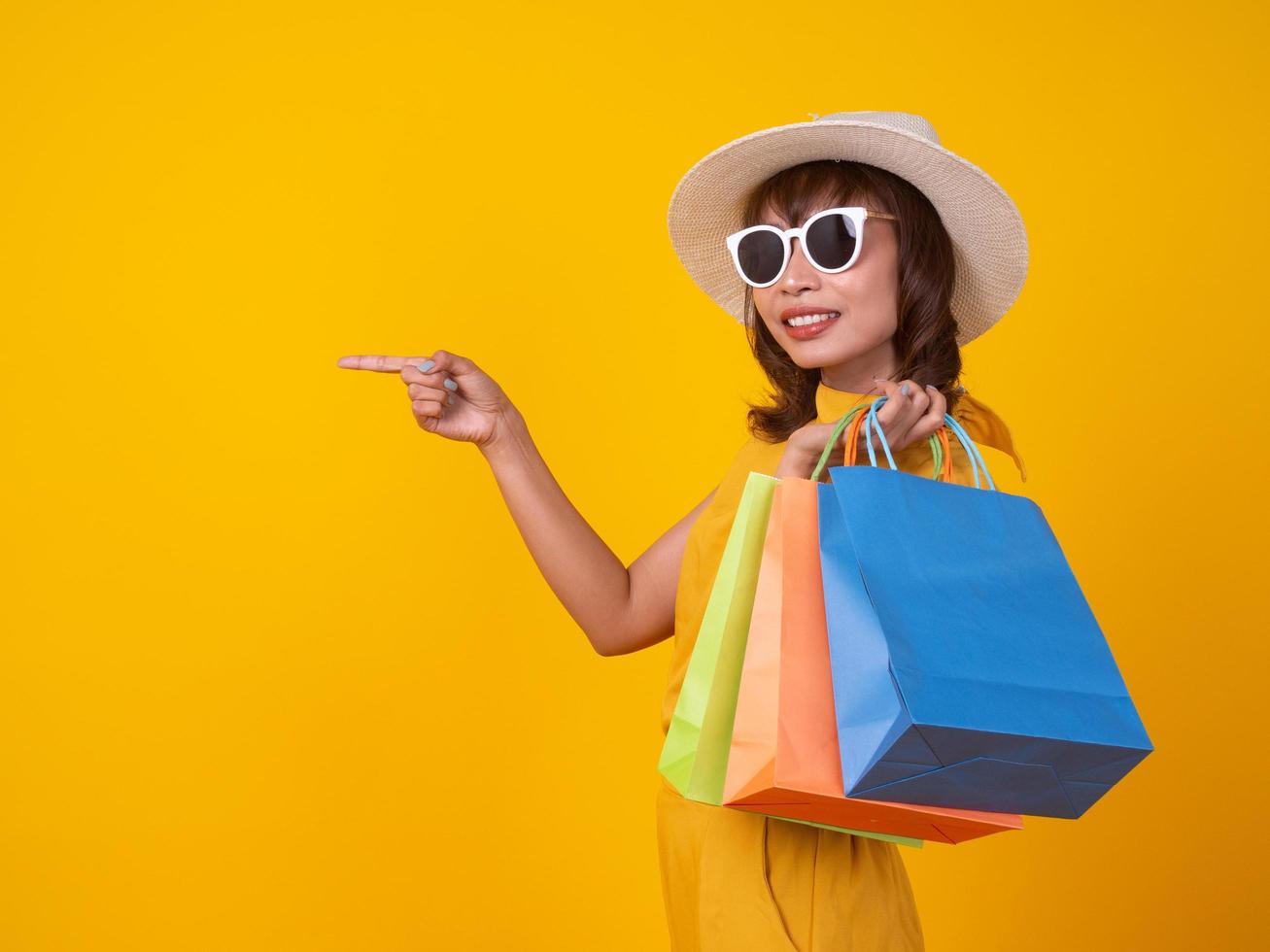 las mujeres jóvenes están felices comprando con muchas bolsas de muchos colores. foto