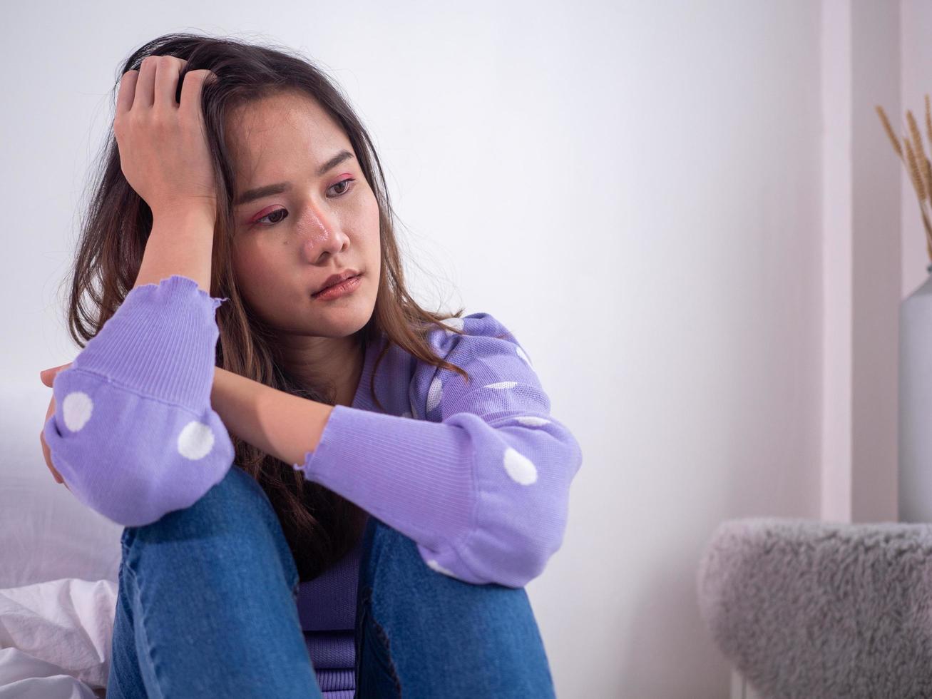 las mujeres asiáticas se despiertan por la mañana con comida, depresión y ansiedad. concepto de insomnio foto