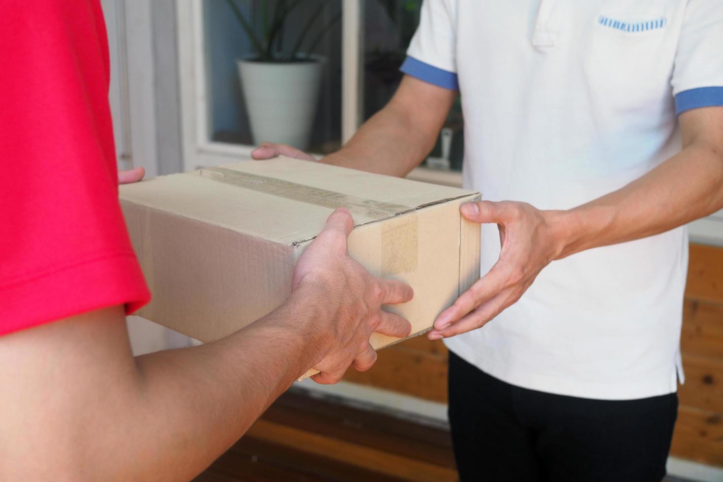 el servicio de mensajería envía la caja de embalaje al comprador en línea. servicio de entrega rápida foto