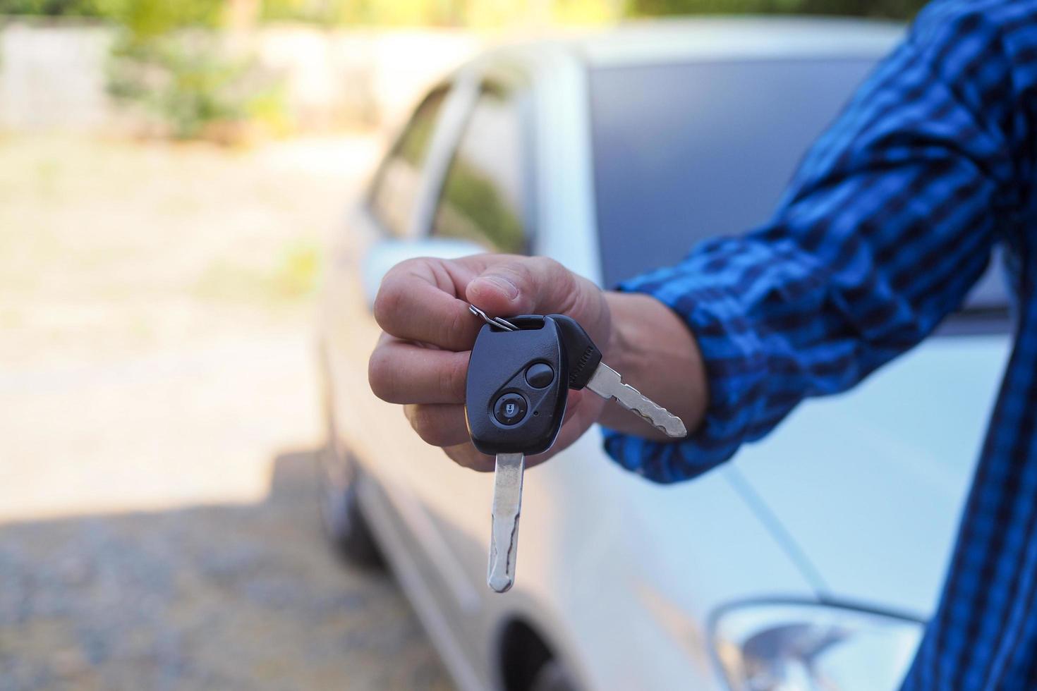 The car owner sent the keys to the loan guarantor. photo