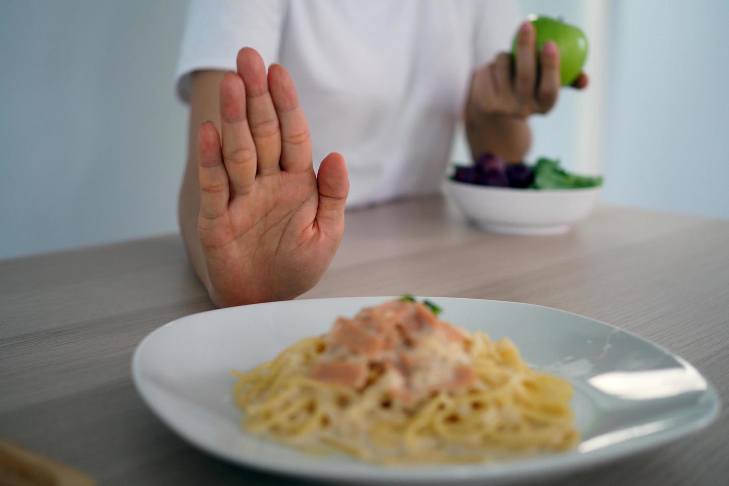 Women push dishes that are thought to be a mixture of fat trans fat. Lose weight do not eat flour photo