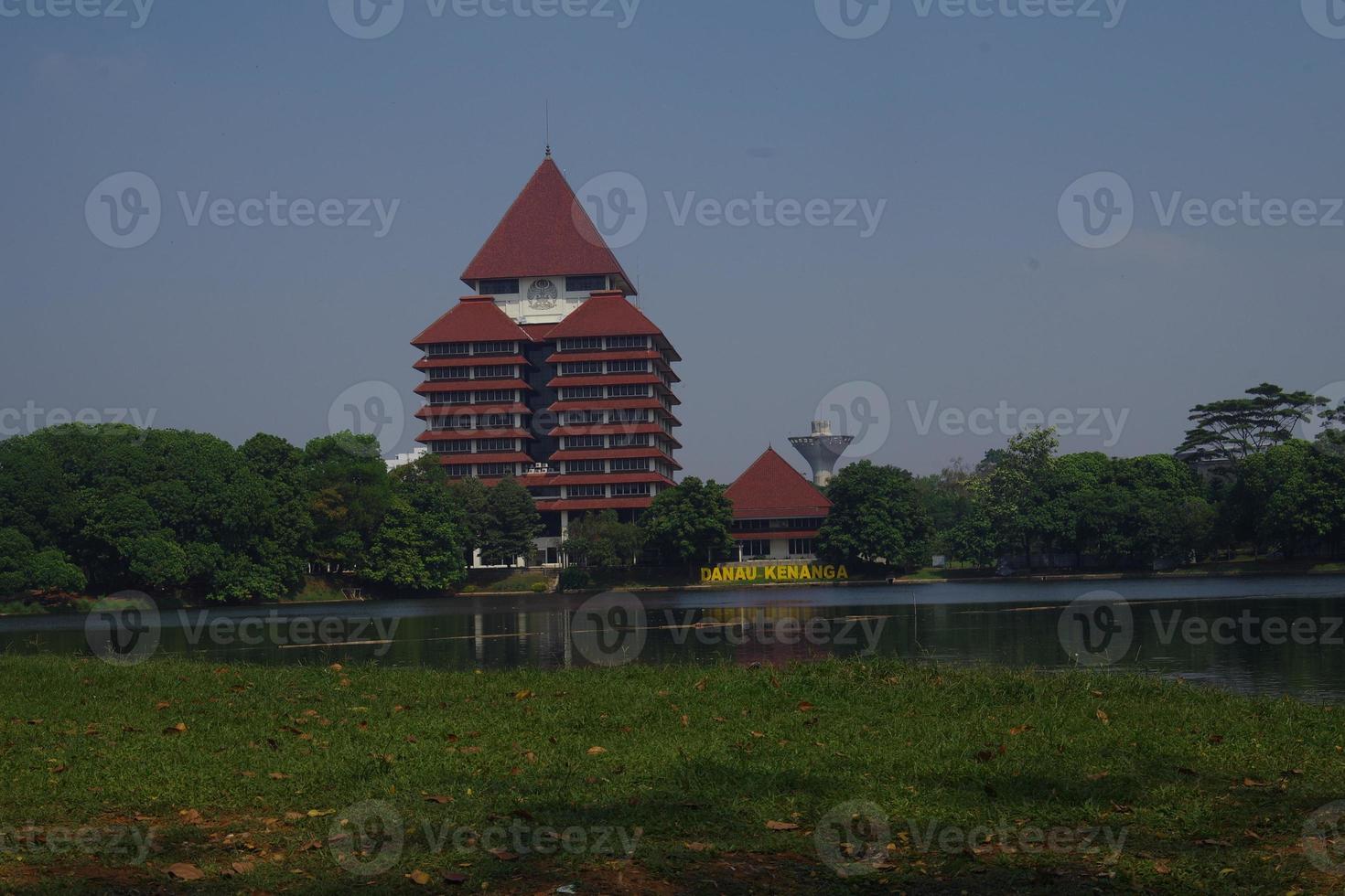 hermosa vista de la universidad de indonesia en depok, indonesia foto