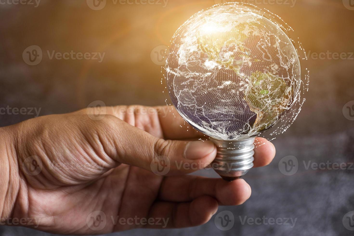 bombilla de luz mundial en la mano, hombre sosteniendo la tierra azul, salvar los conceptos de la tierra. elementos de esta imagen proporcionados por la nasa foto