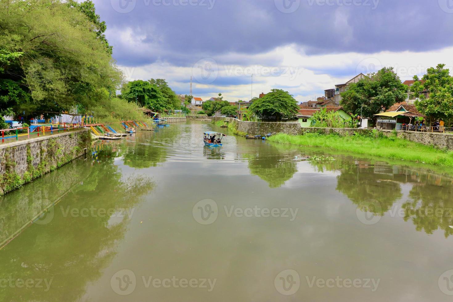 ships sailing in the river photo