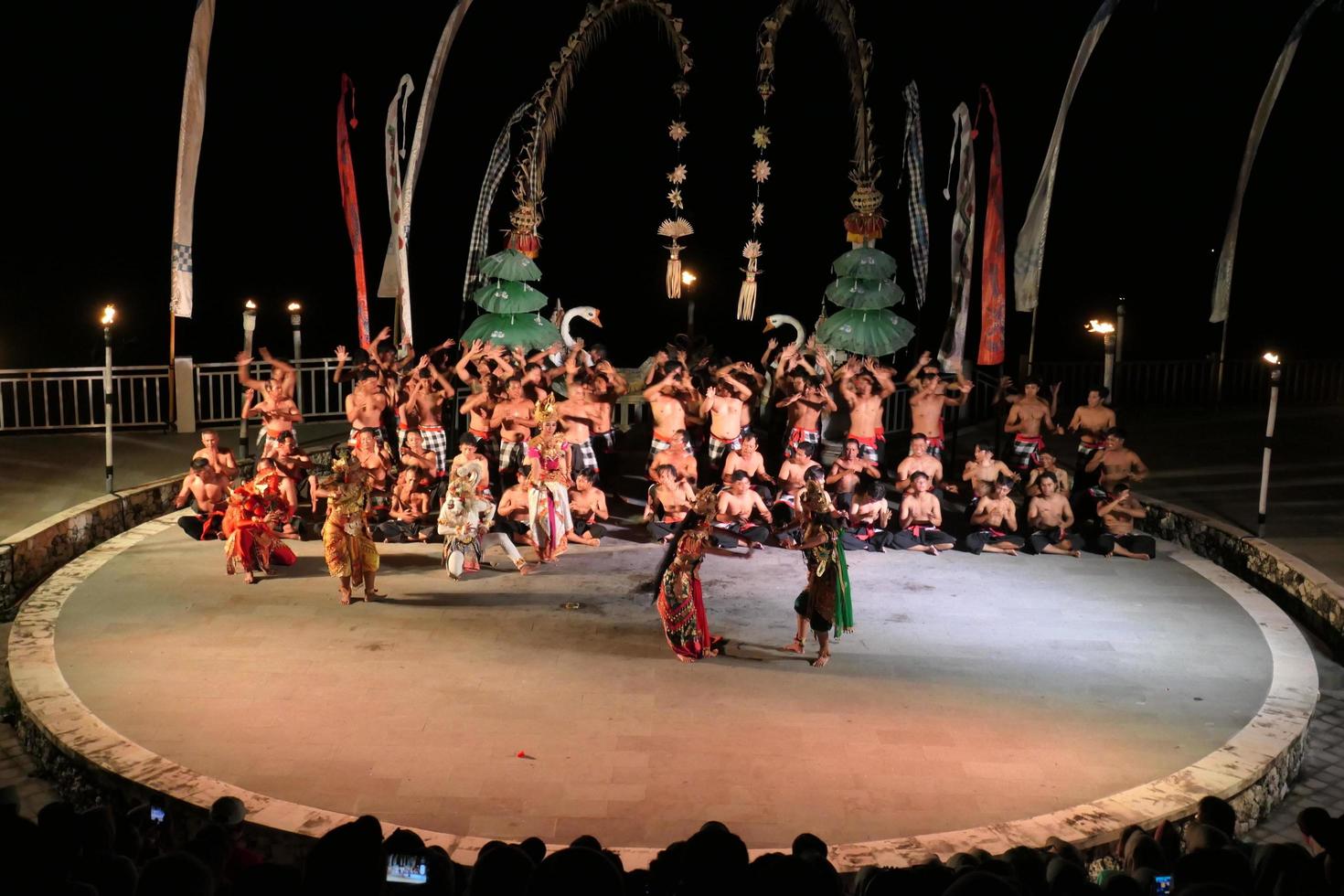 Espectáculo de danza kecak en la playa de melasti, bali, indonesia foto