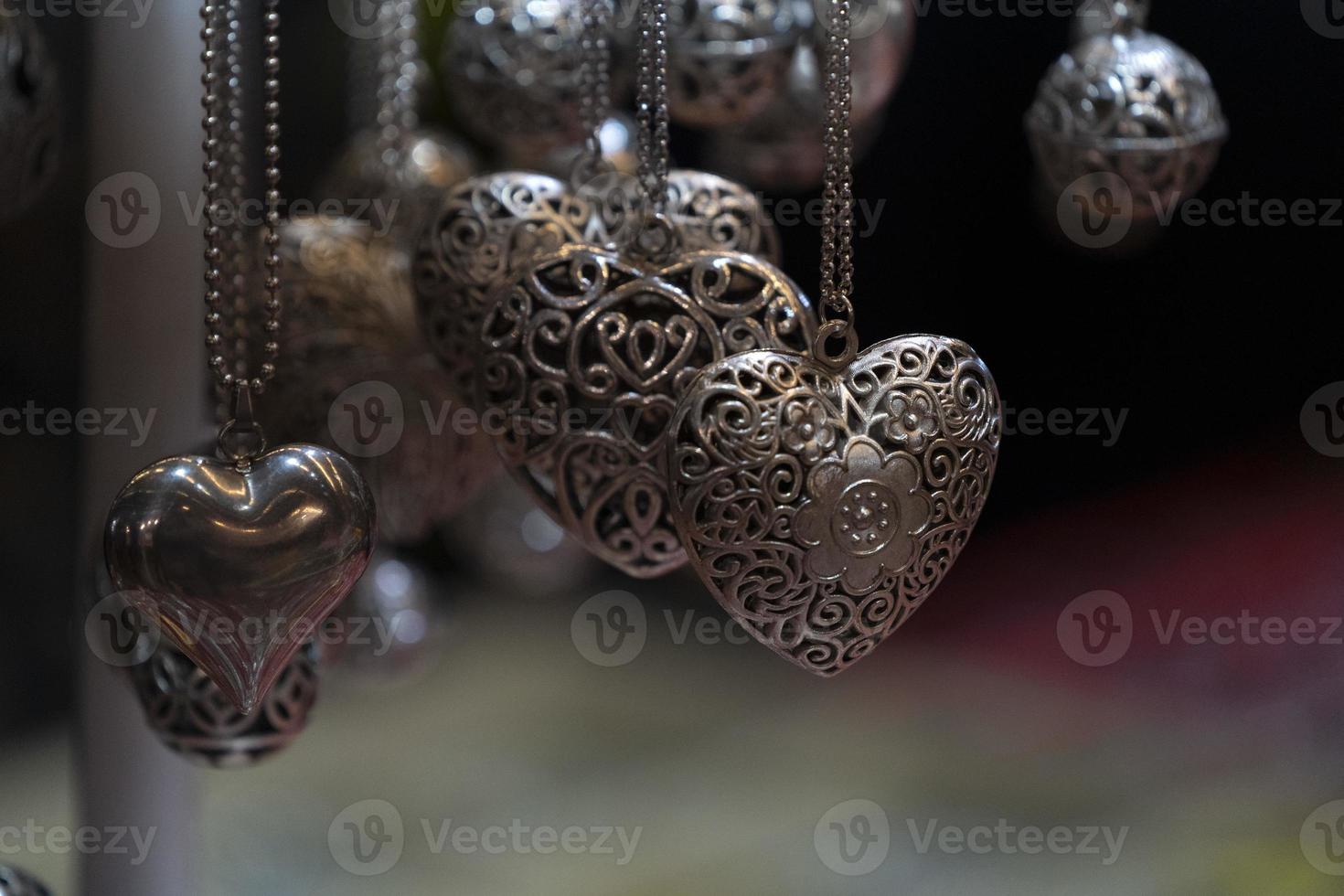 corazones de plata de san valentin foto