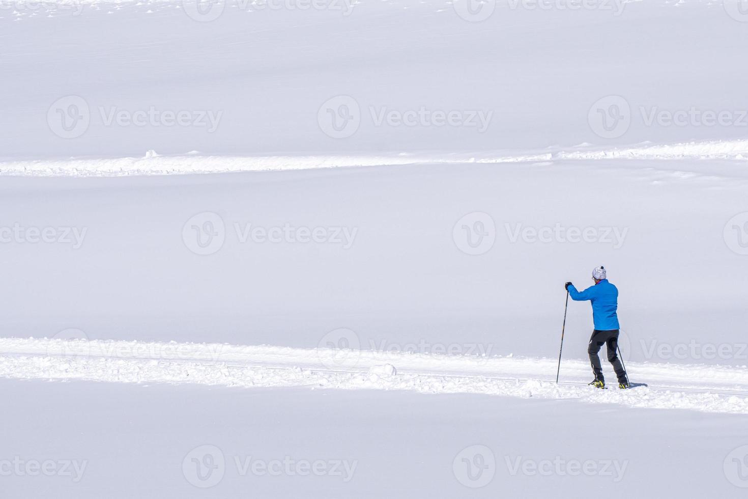 esquí de fondo en los alpes dolomitas foto