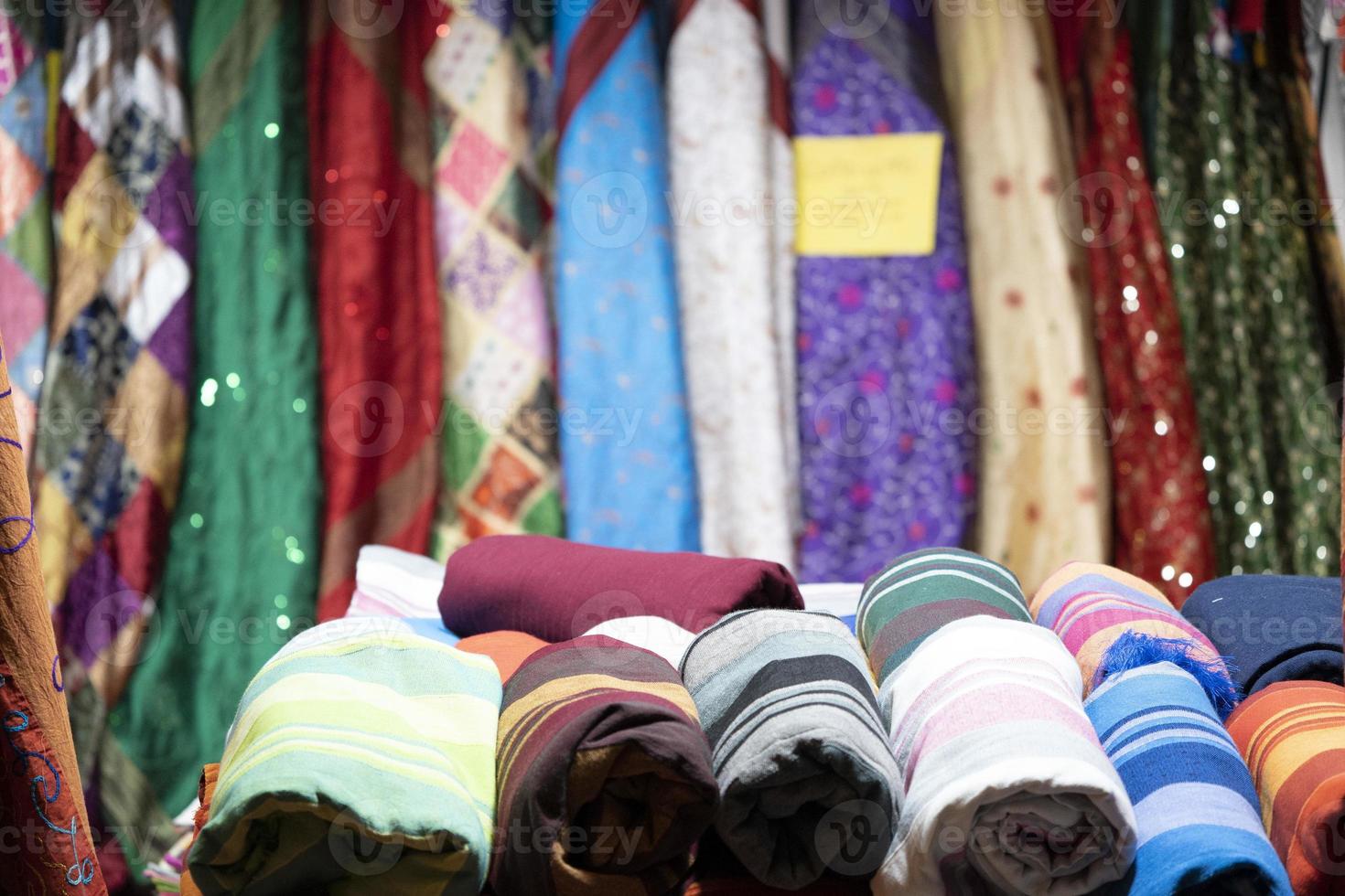ropa india en el mercado a la venta foto