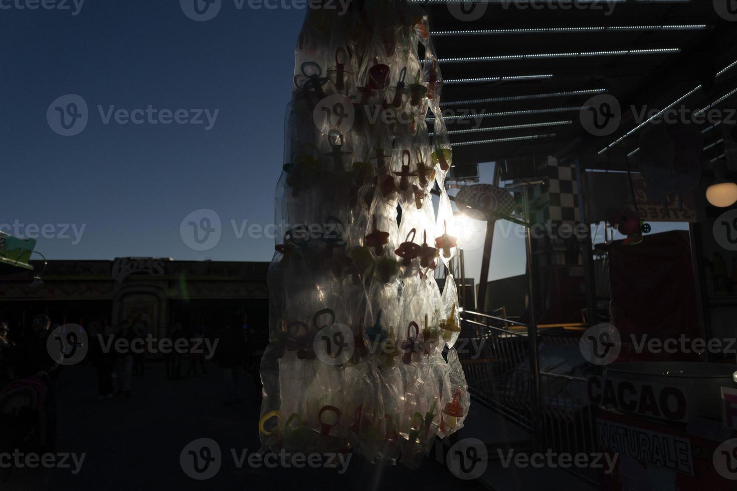 génova, italia - 9 de diciembre de 2018 - se abre la tradicional feria navideña luna park foto