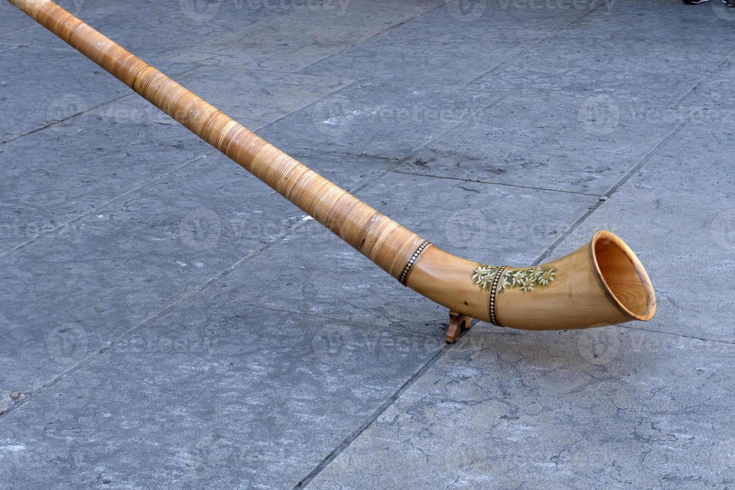 detalle de instrumento musical de cuerno tradicional de montaña de madera foto