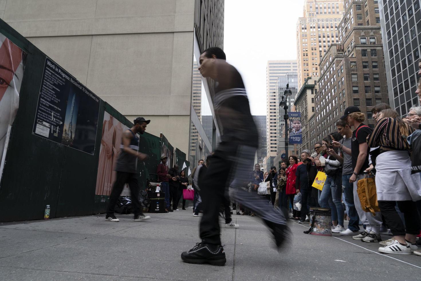 Nueva York, EE.UU. - 7 de mayo de 2019 - bailarina de break en la Quinta Avenida foto