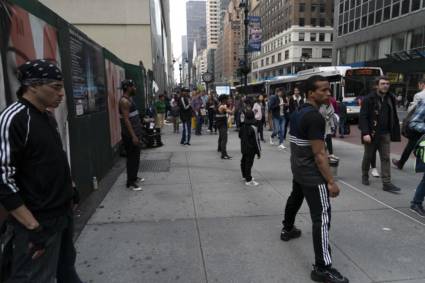 Nueva York, EE.UU. - 7 de mayo de 2019 - bailarina de break en la Quinta Avenida foto