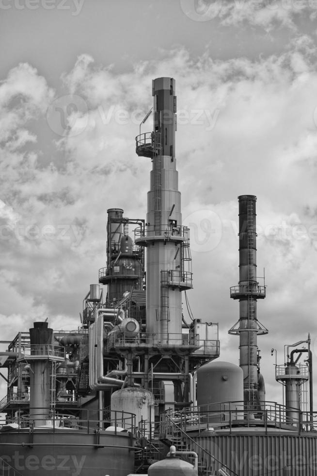 refinería de petróleo en blanco y negro foto