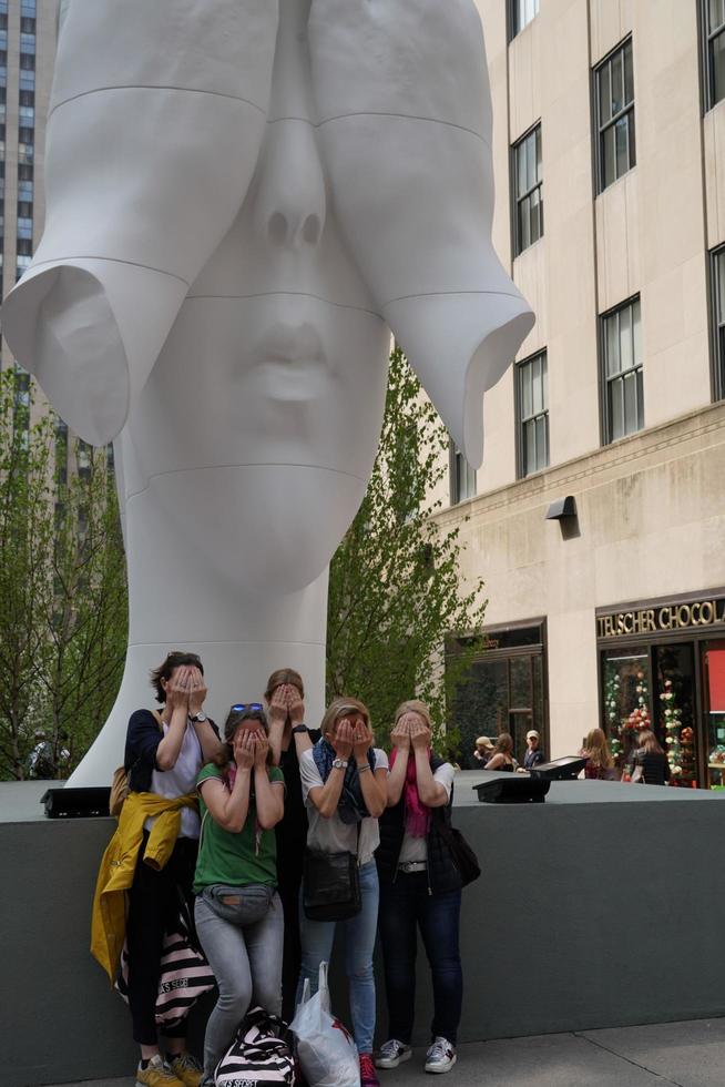 nueva york, estados unidos - 5 de mayo de 2019 - escultura en el centro rockefeller detrás de la pared foto