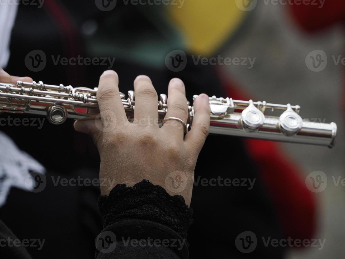 Manos tocando detalle de flauta foto