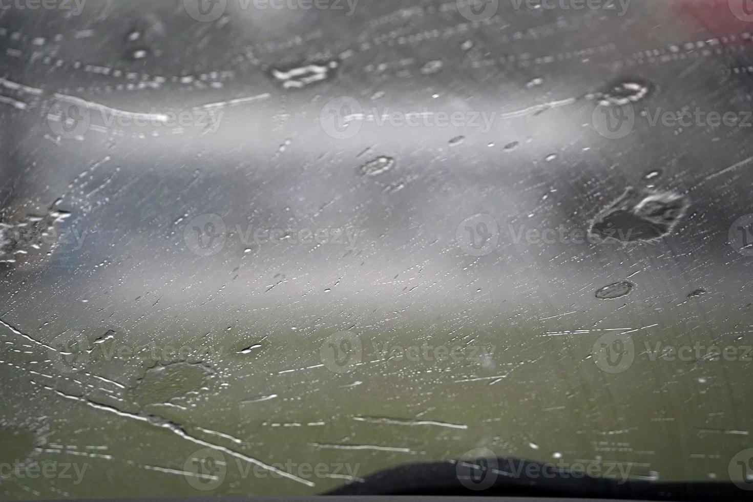 fuertes lluvias en el limpiaparabrisas del coche foto