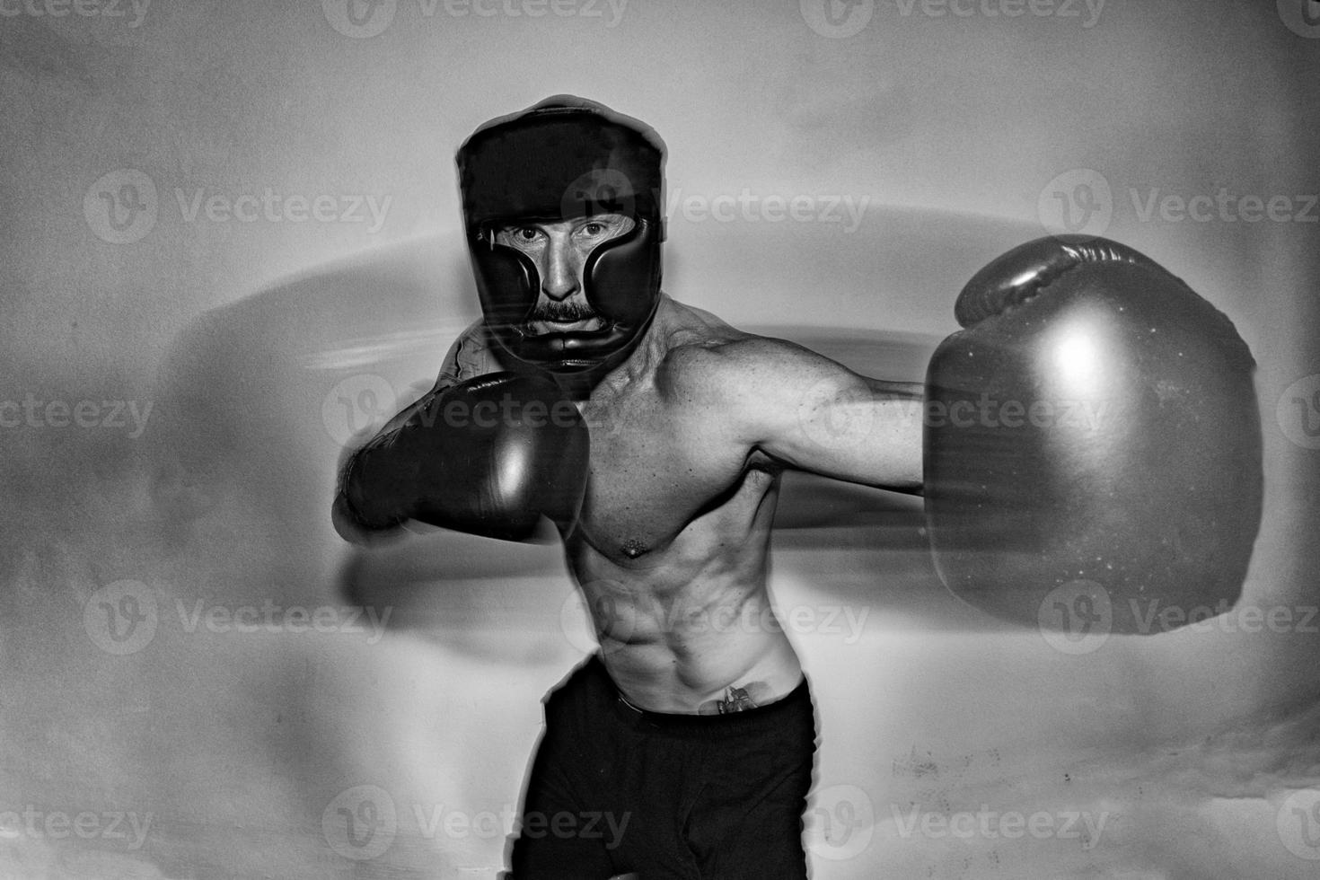 boxeador masculino europeo mientras entrena foto