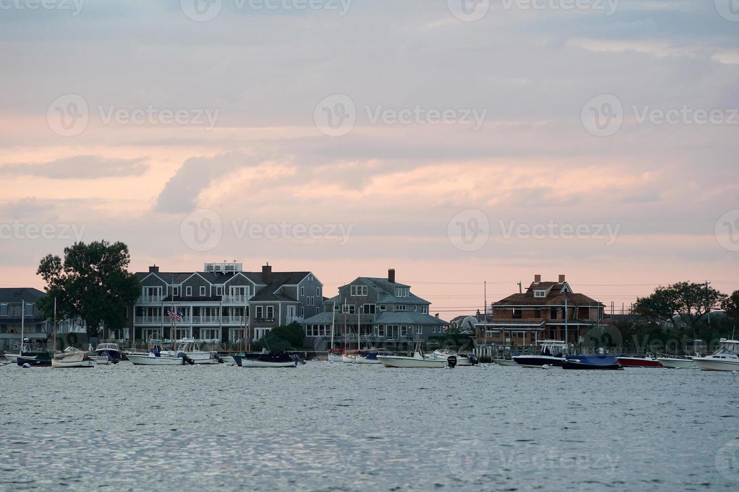 vista del puerto de nantucket al atardecer foto