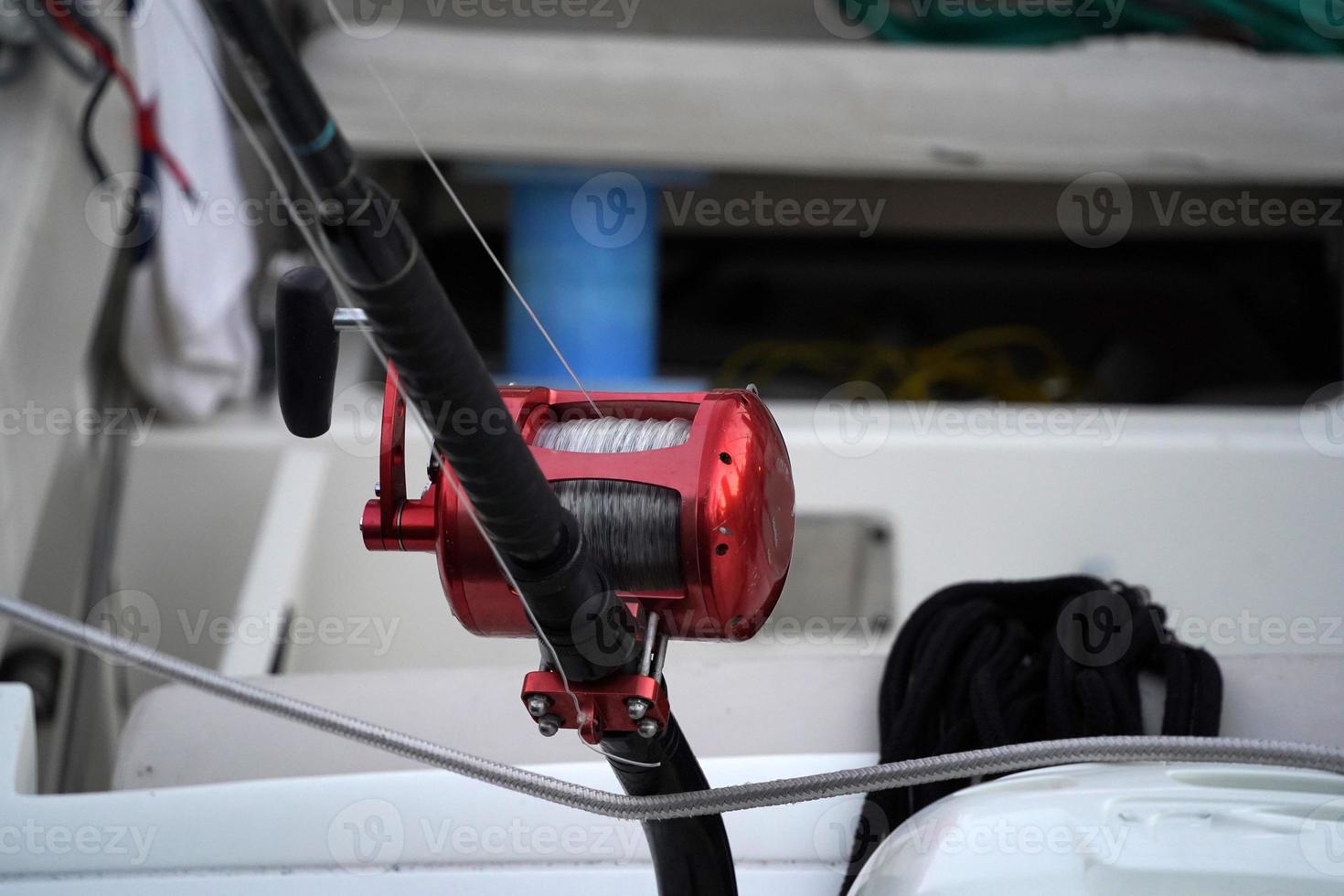 caña de pescar en un barco foto