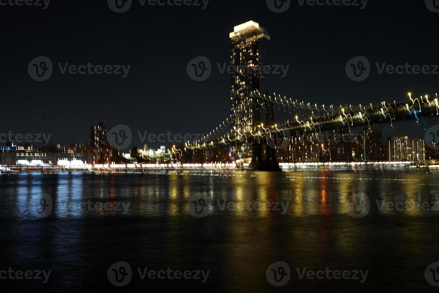 vista nocturna de la ciudad de nueva york desde dumbo foto