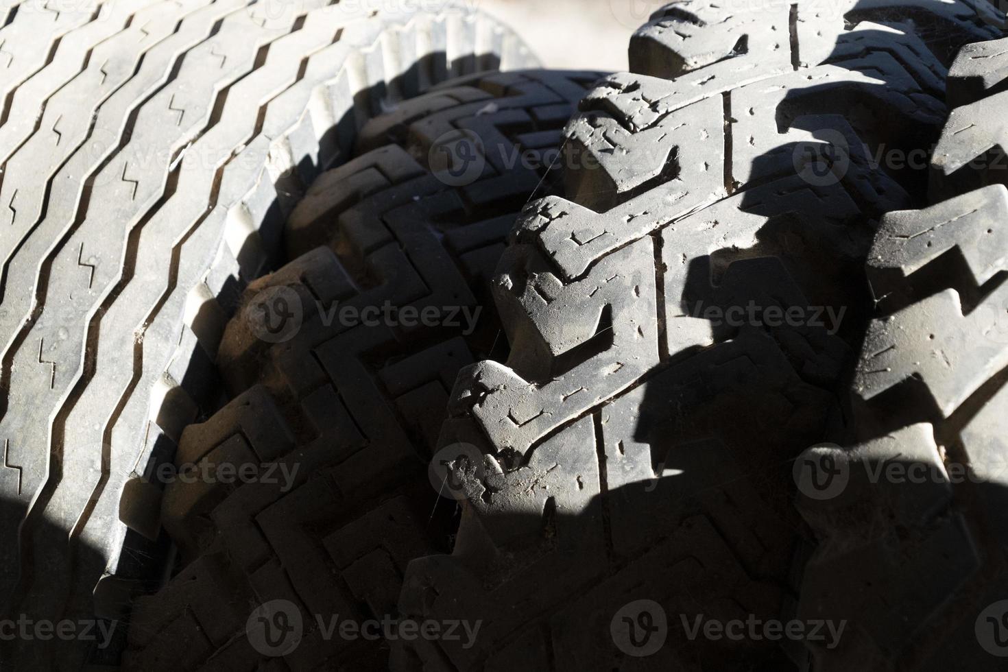 muchos detalles de llantas viejas foto