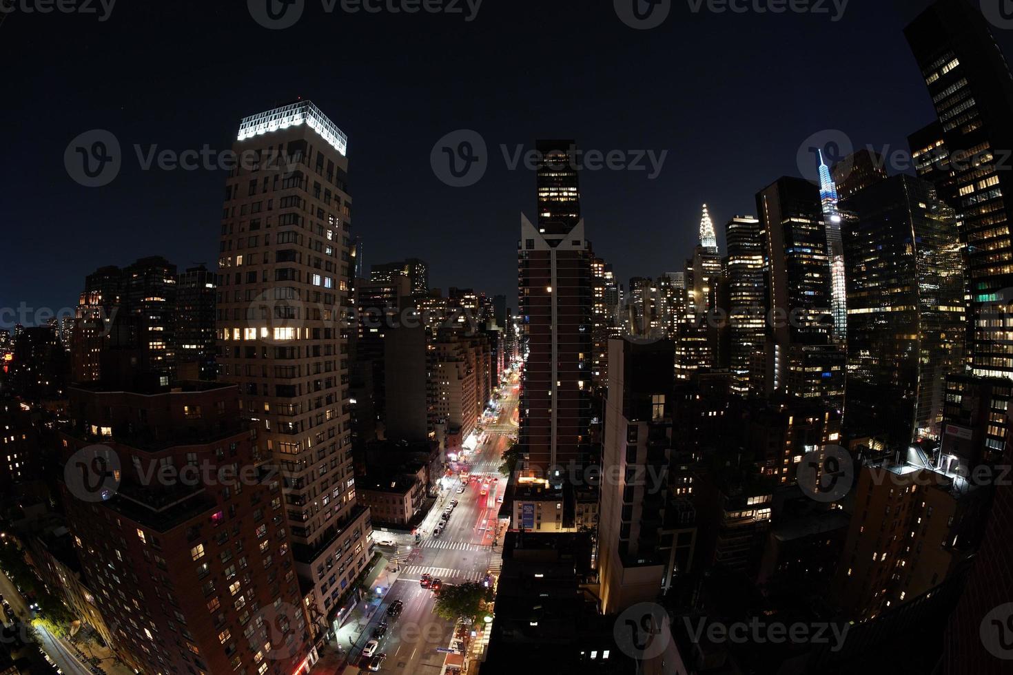 paisaje urbano aéreo nocturno de la ciudad de nueva york desde la azotea de la terraza foto