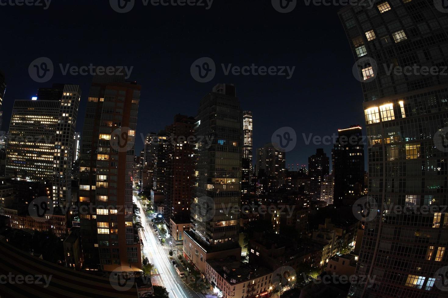 paisaje urbano aéreo nocturno de la ciudad de nueva york desde la azotea de la terraza foto