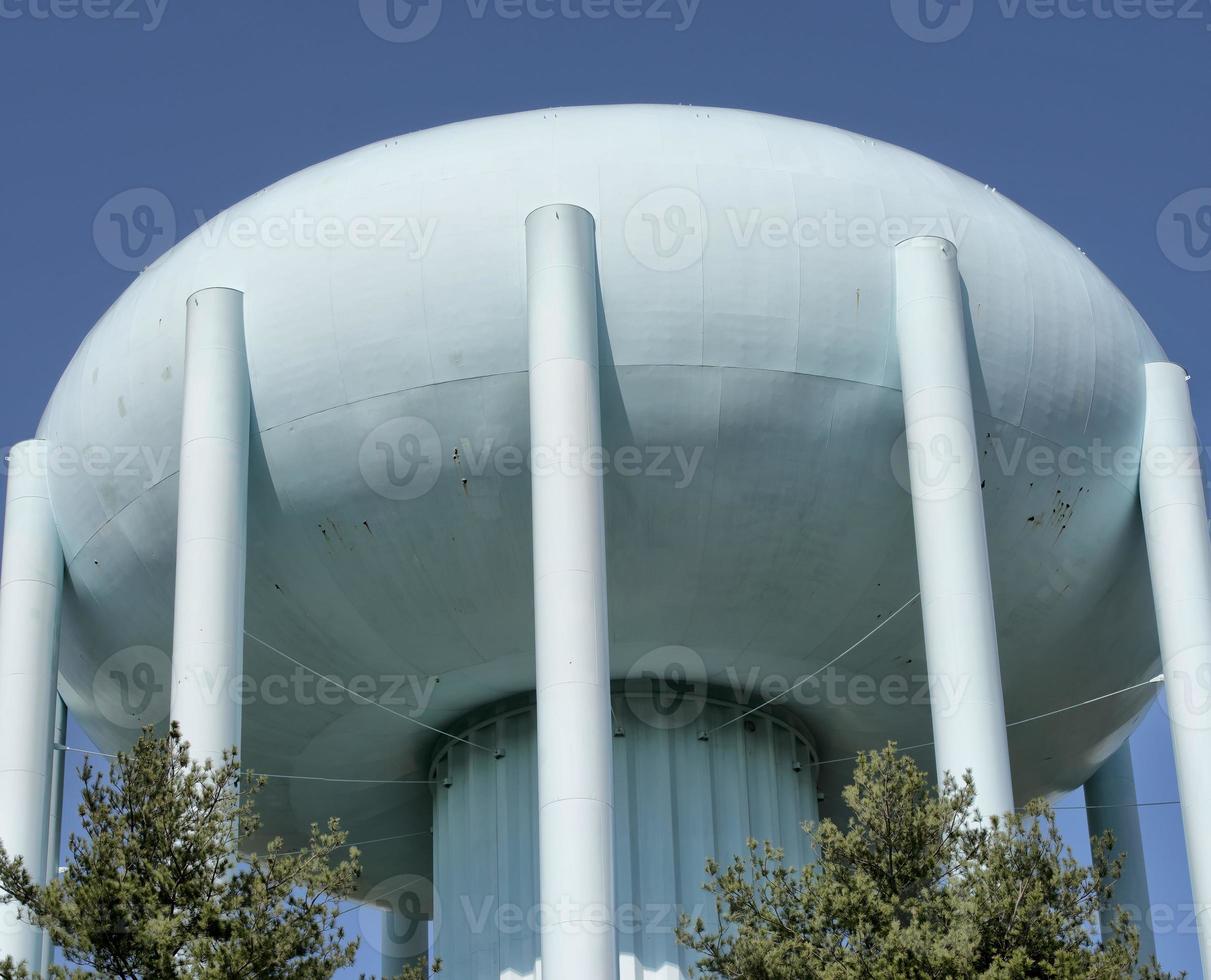 una torre de agua en el cielo azul profundo foto