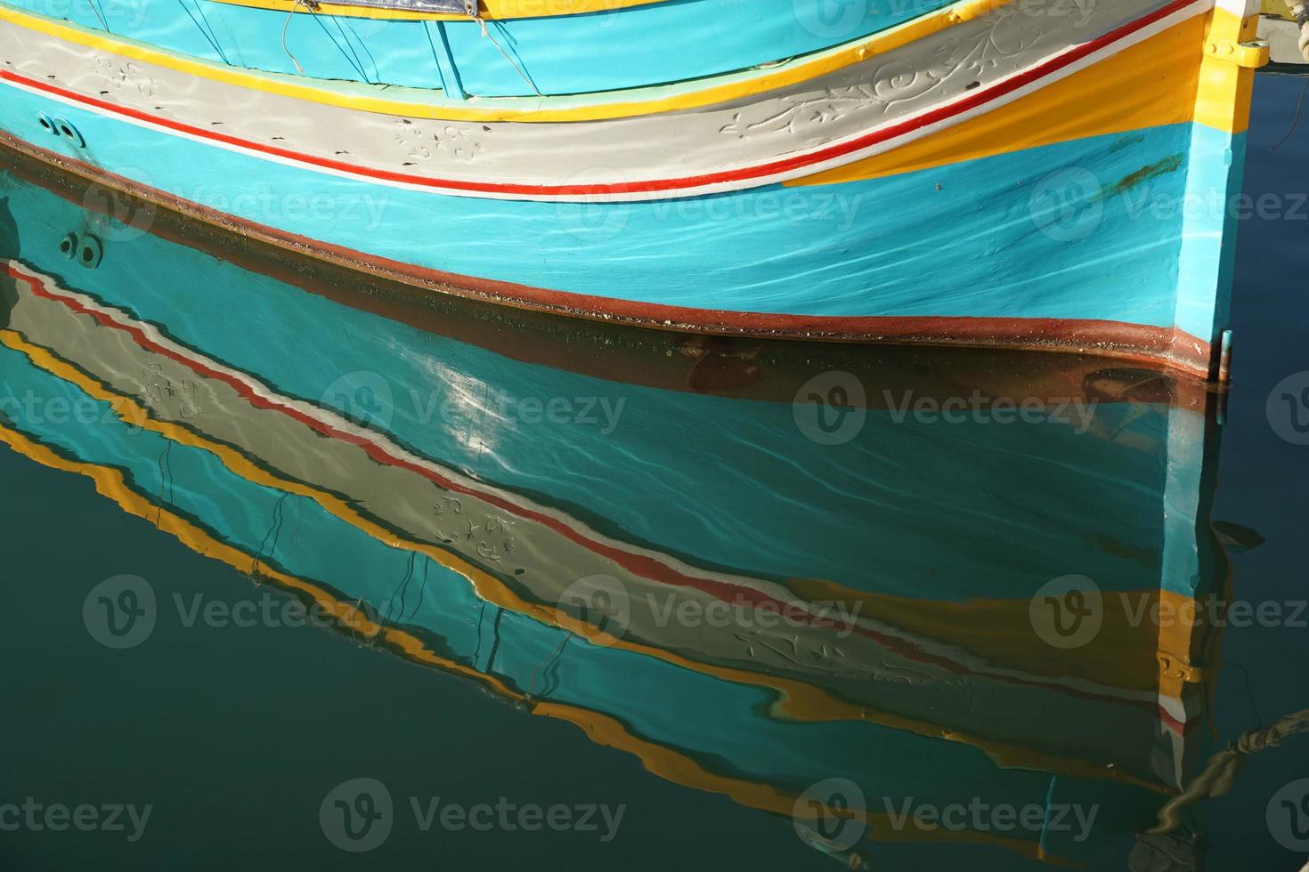 barco de pesca pintado de colores de malta en el pueblo de marsaxlokk foto