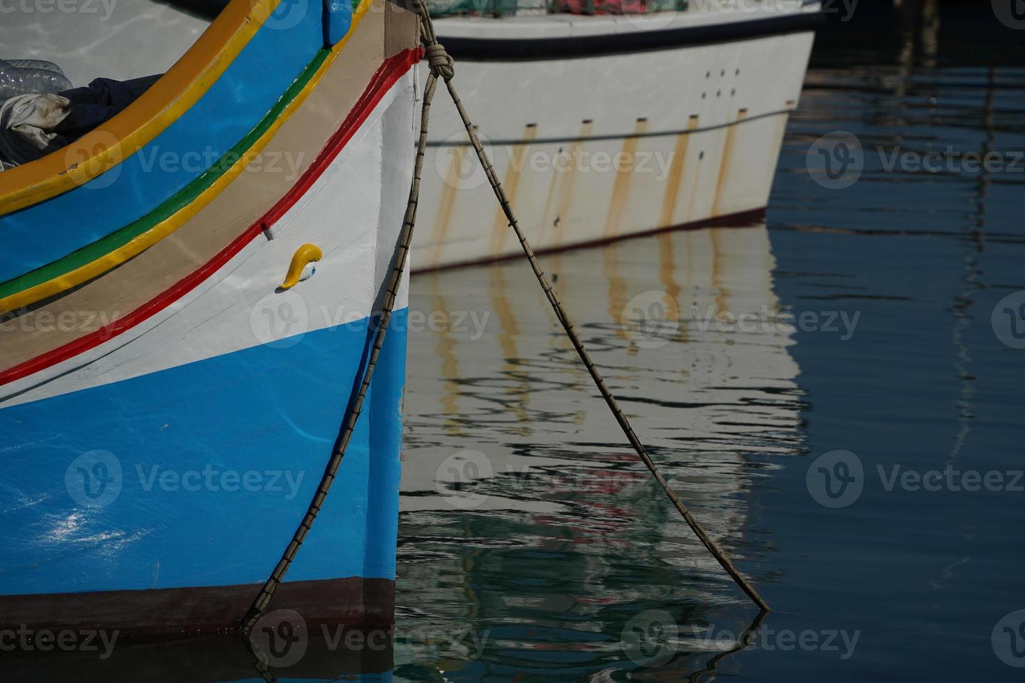 barco de pesca pintado de colores de malta en el pueblo de marsaxlokk foto