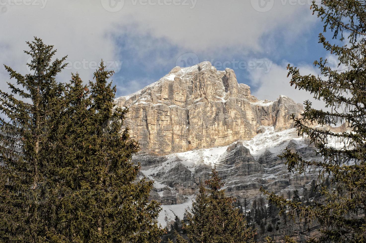 vista de las montañas dolomitas en invierno tiempo de nieve foto