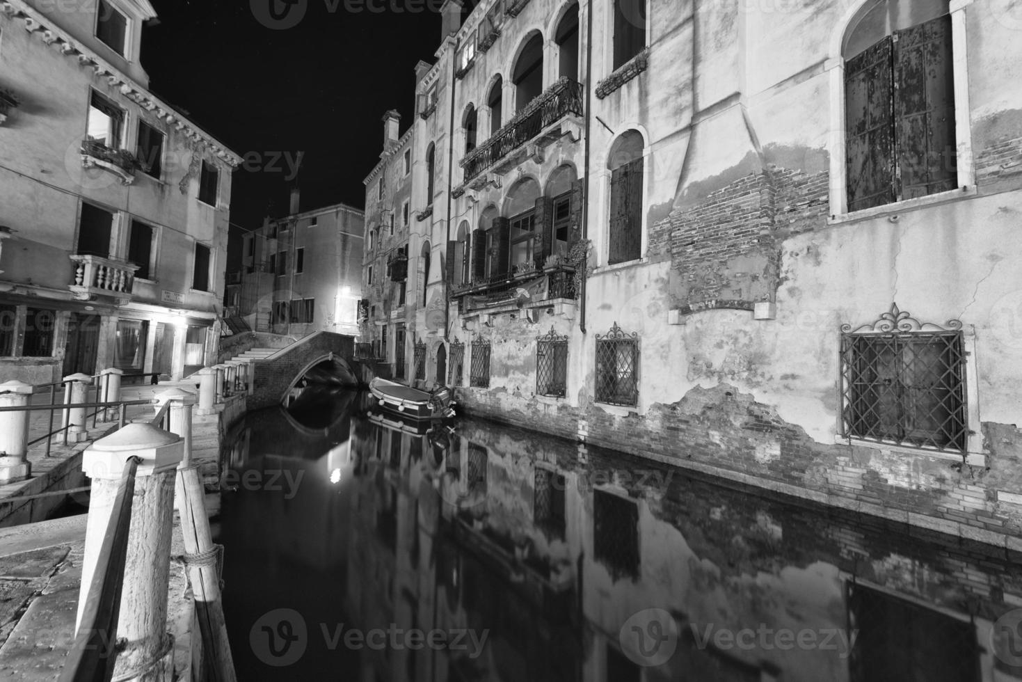 vista nocturna de los canales de venecia foto