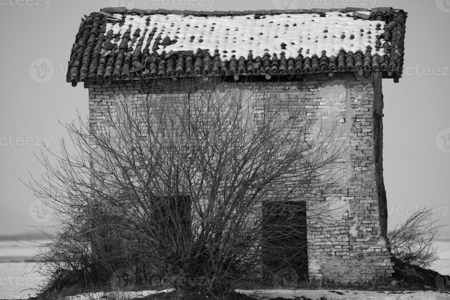 antigua casa de ladrillos cubierta de nieve foto