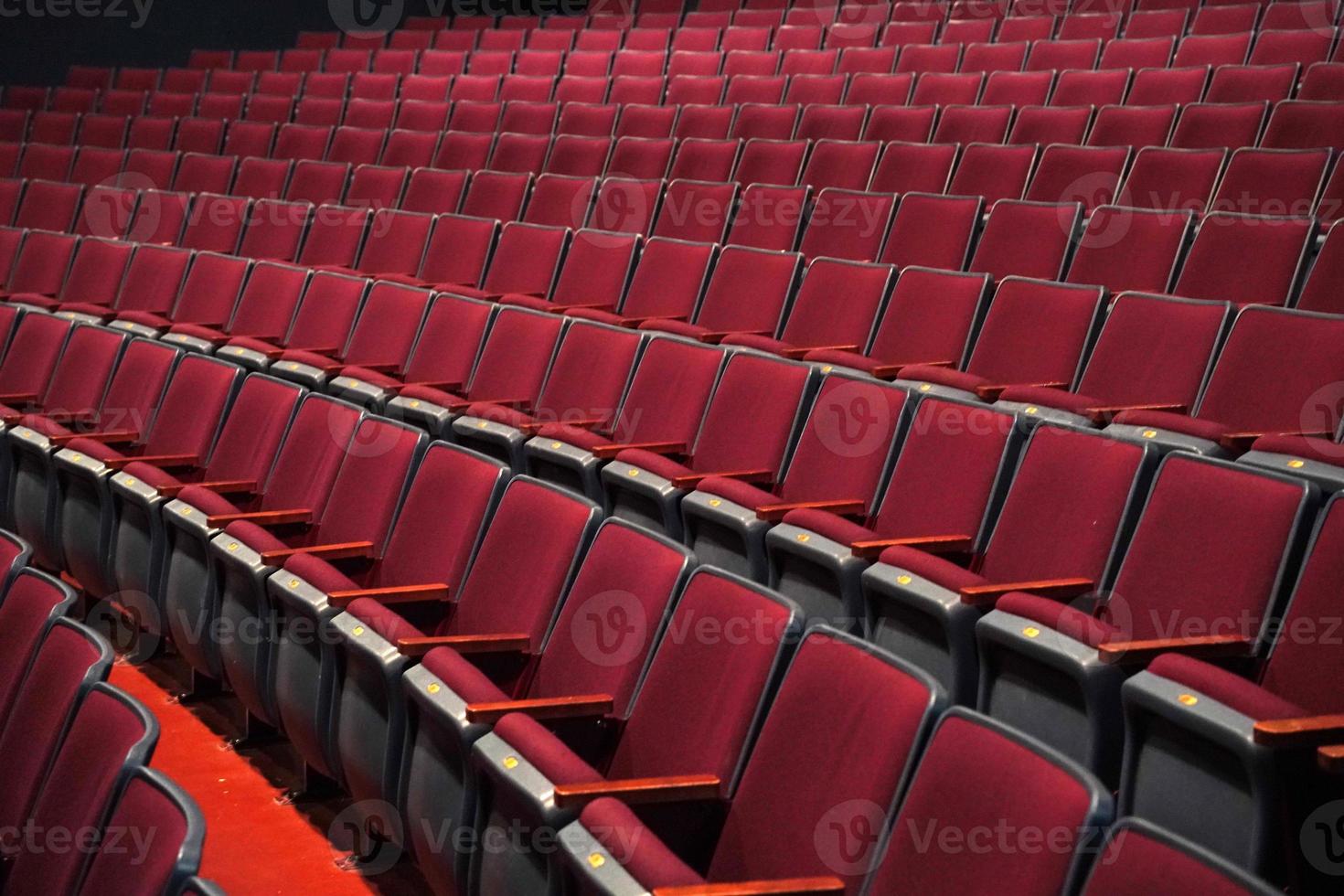 muchos asientos vacíos en el teatro foto