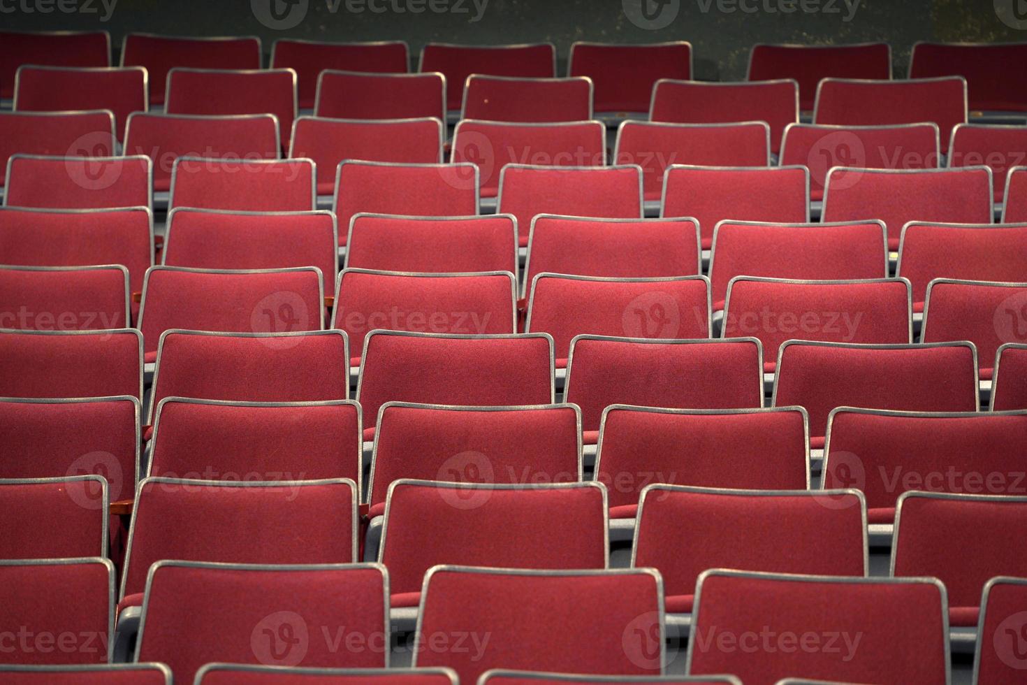 muchos asientos vacíos en el teatro foto
