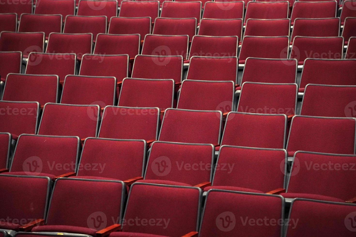 muchos asientos vacíos en el teatro foto