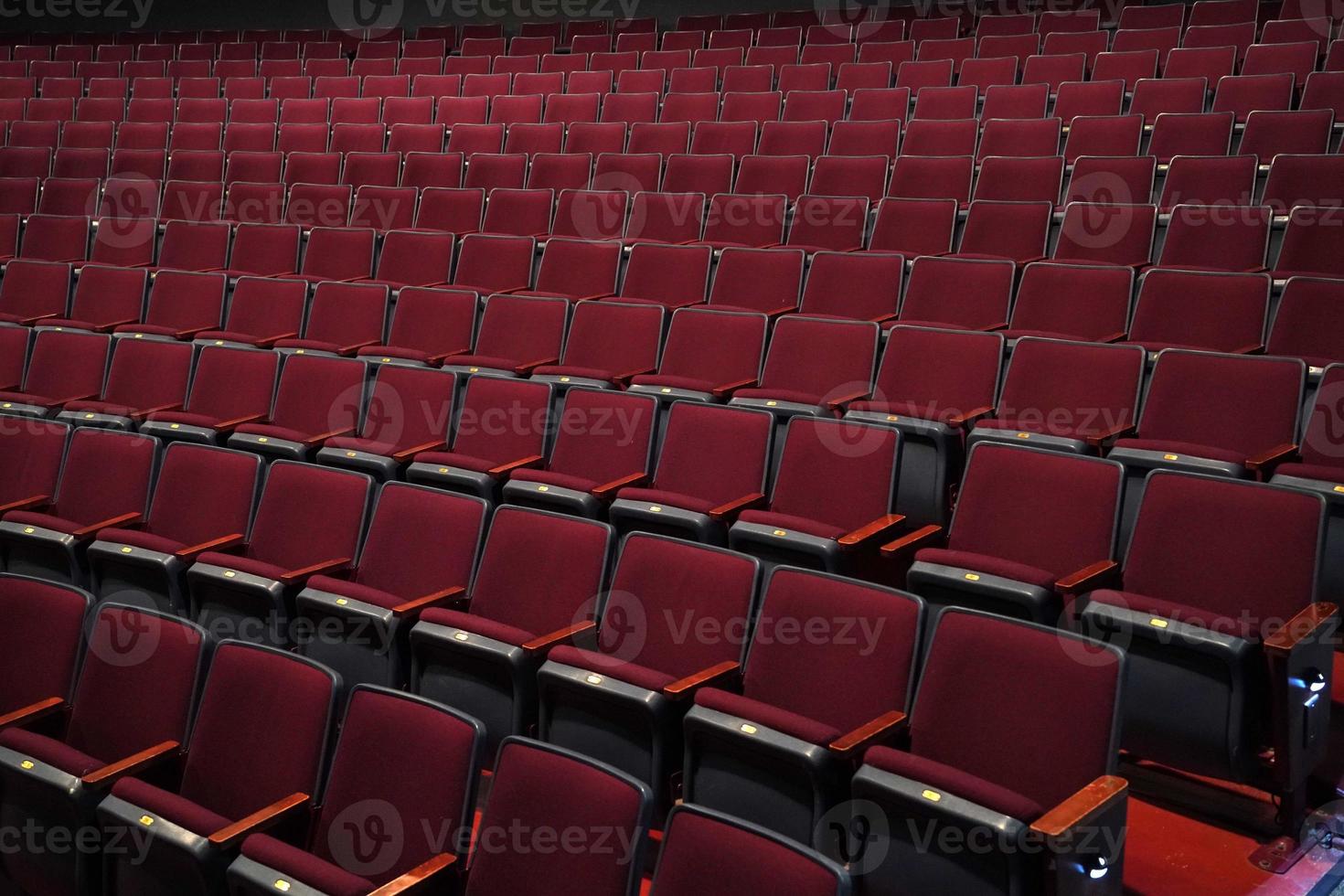 muchos asientos vacíos en el teatro foto