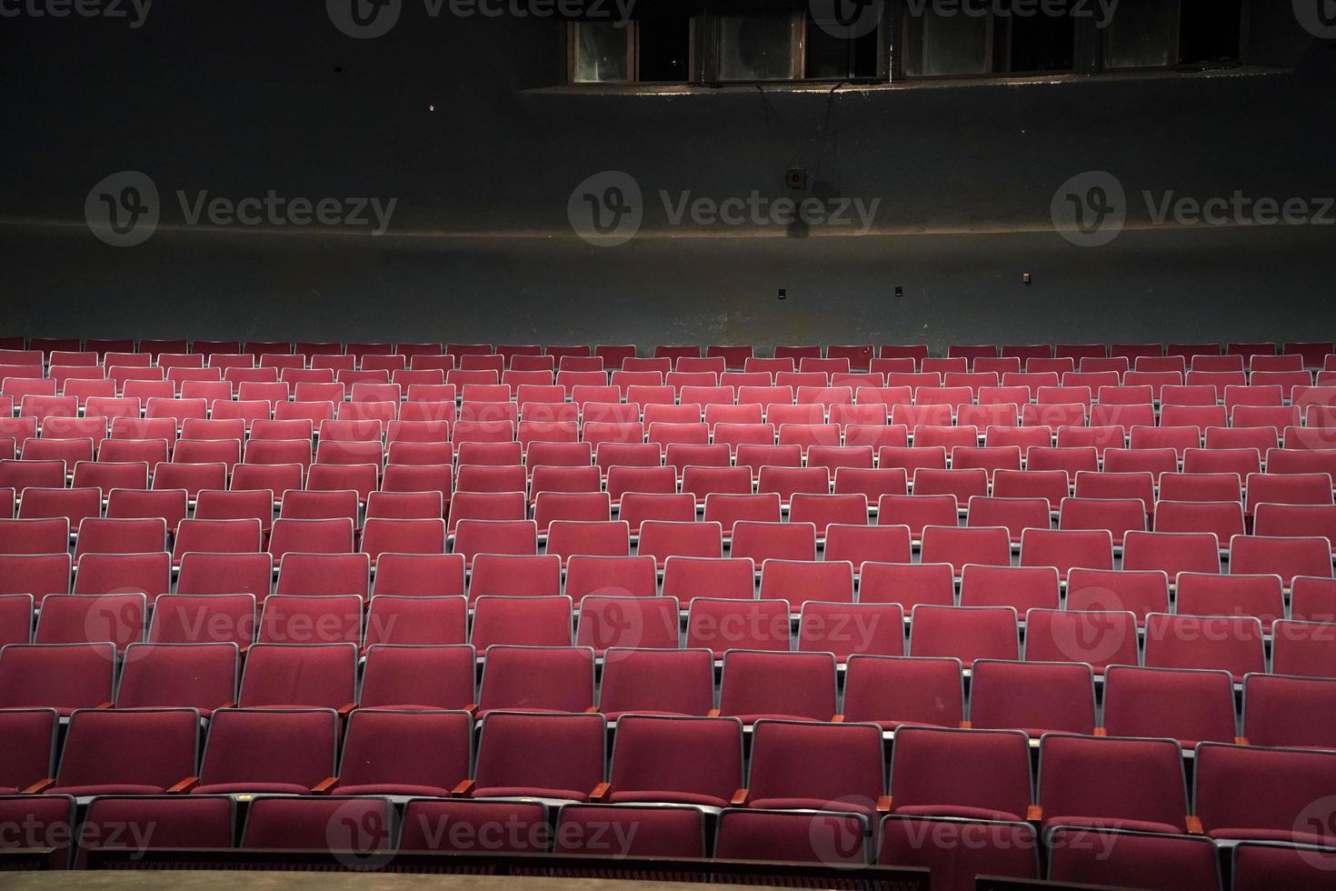 muchos asientos vacíos en el teatro foto