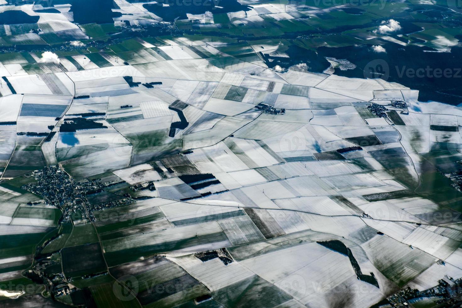 campos cultivados cubiertos por nieve panorama aéreo foto