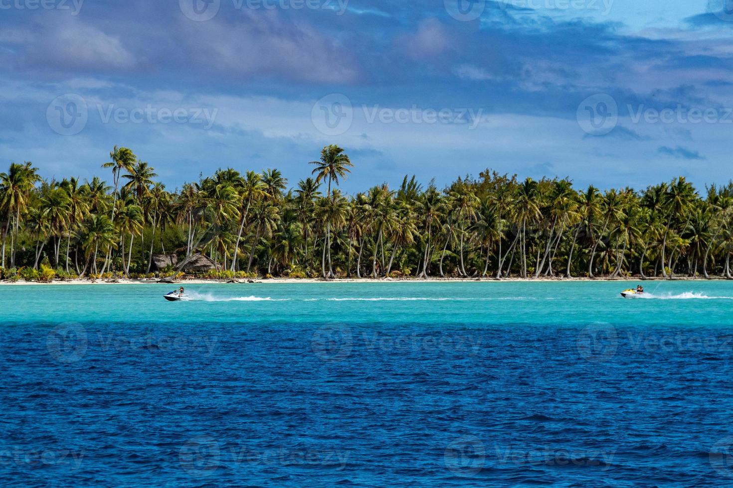 jet ski en la polinesia francesa playa de coco agua cristalina foto