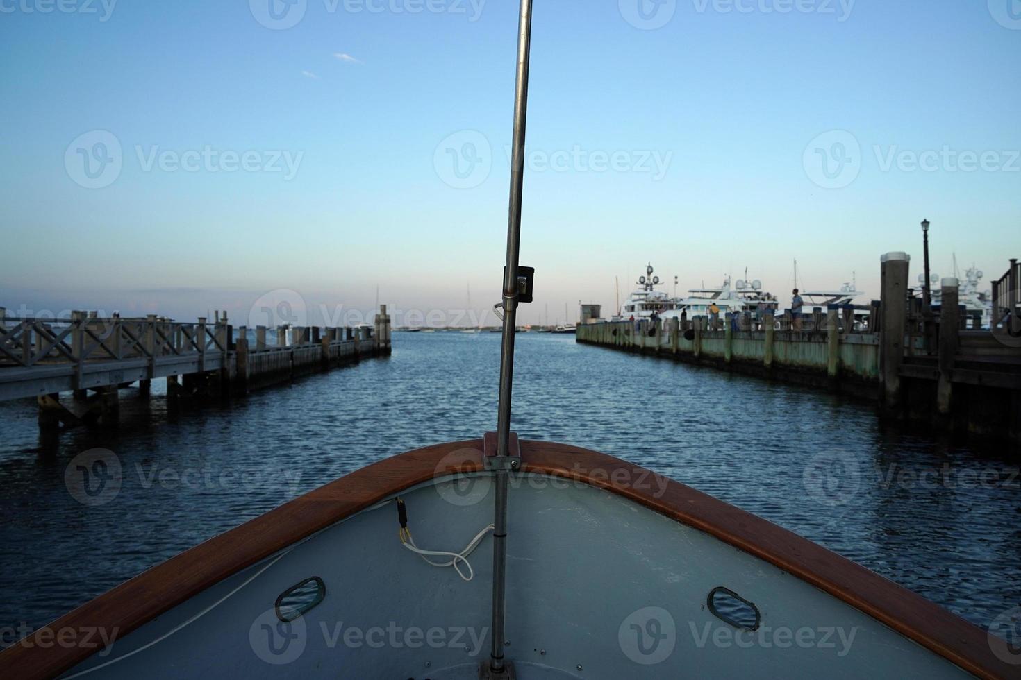 vista del puerto de nantucket al atardecer foto