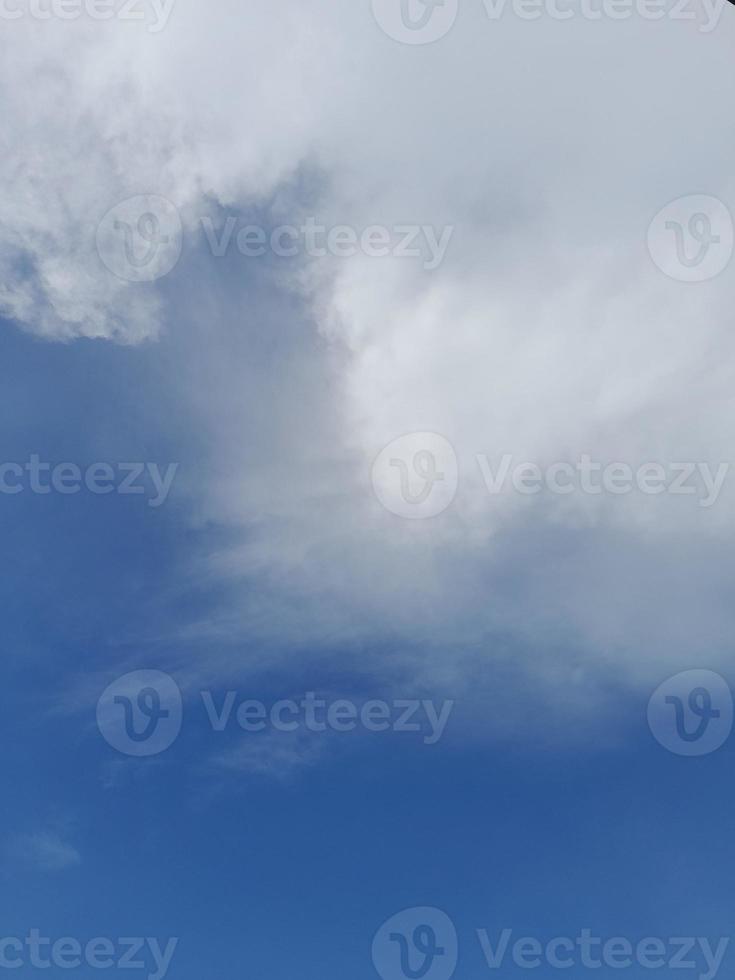 hermosas nubes blancas sobre fondo de cielo azul profundo. imagen elegante del cielo azul a la luz del día. grandes nubes esponjosas suaves y brillantes cubren todo el cielo azul. foto