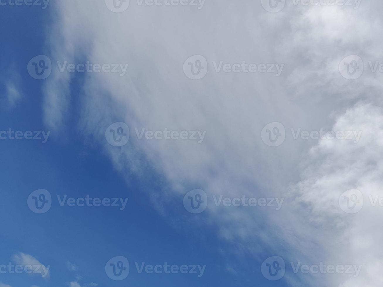 hermosas nubes blancas sobre fondo de cielo azul profundo. imagen elegante del cielo azul a la luz del día. grandes nubes esponjosas suaves y brillantes cubren todo el cielo azul. foto