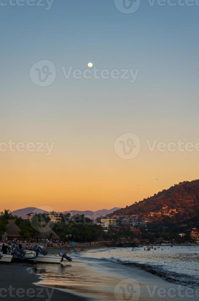 paisaje de playa de zihuatanejo en guerrero foto