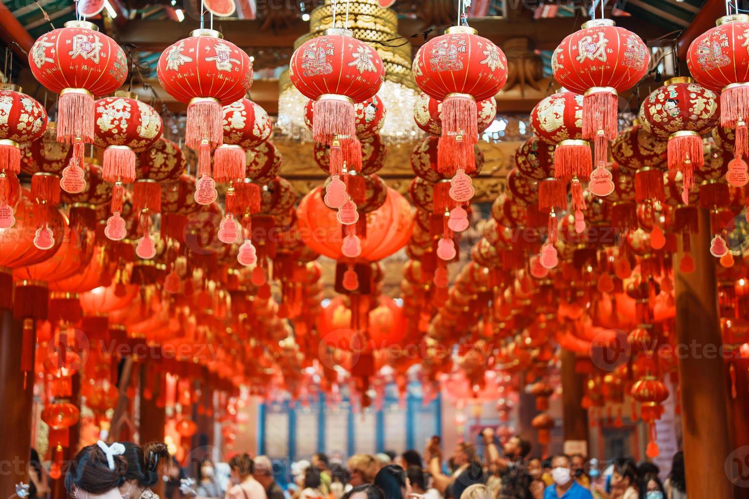 linternas rojas chinas en el templo, felices vacaciones de año nuevo lunar. frase china significa felicidad, salud, suerte y riqueza foto