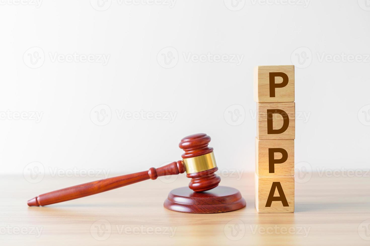 bloque pdpa con mazo de juez en la mesa. ley de protección de datos personales, ley, abogado, juicio, información confidencial y conceptos de datos de privacidad foto