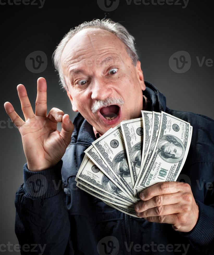 ancianos felices con abanico de dinero foto