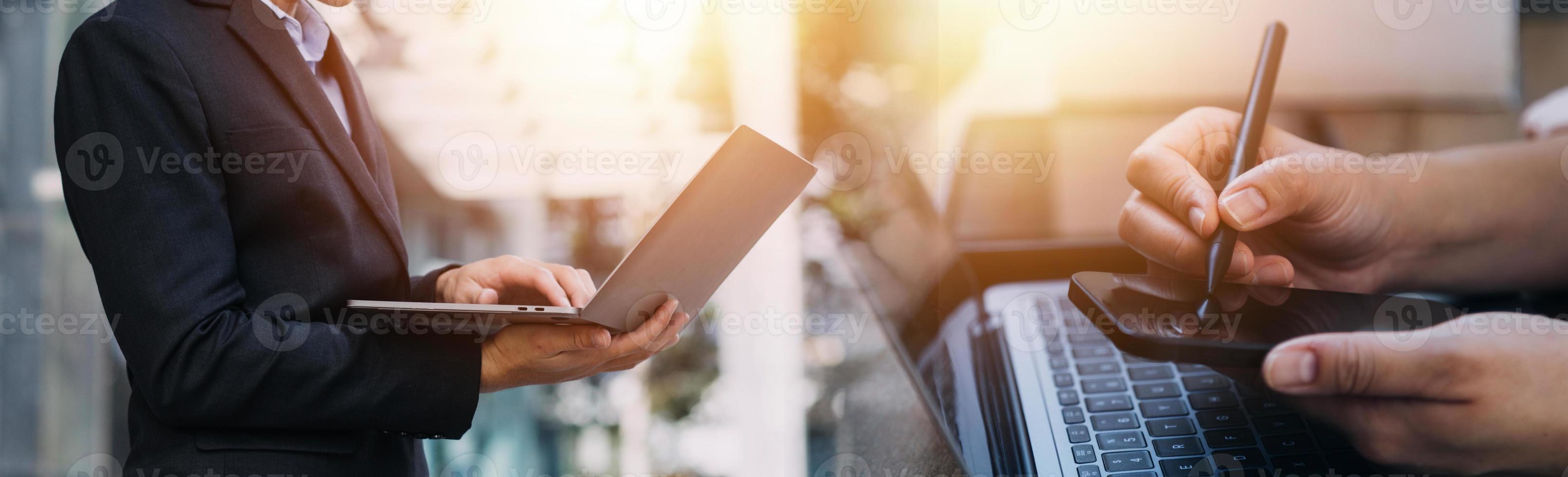 hombre de negocios usando teléfono móvil inteligente. tecnología de aplicación de conexión a Internet global de negocios y marketing digital, finanzas y banca, tecnología de enlace digital, big data. foto