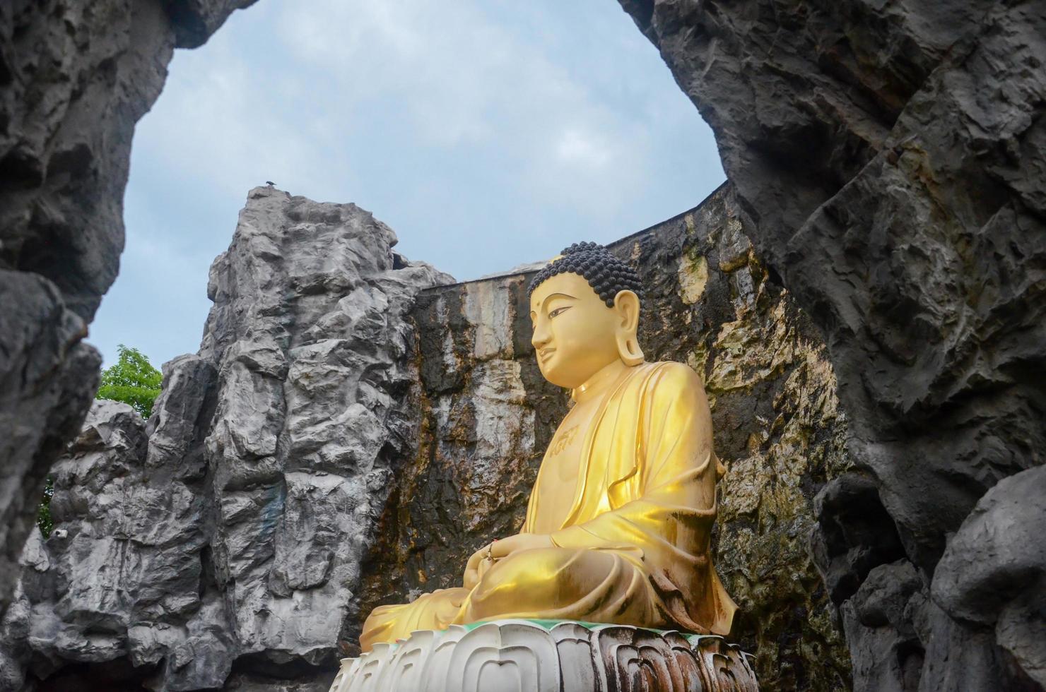 luang por to mahayana en el fondo del cielo, en wat lak si rat samosorn, rodeado de montañas modelo foto